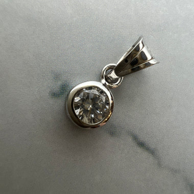 Button foglalatú egyköves fehérarany medál