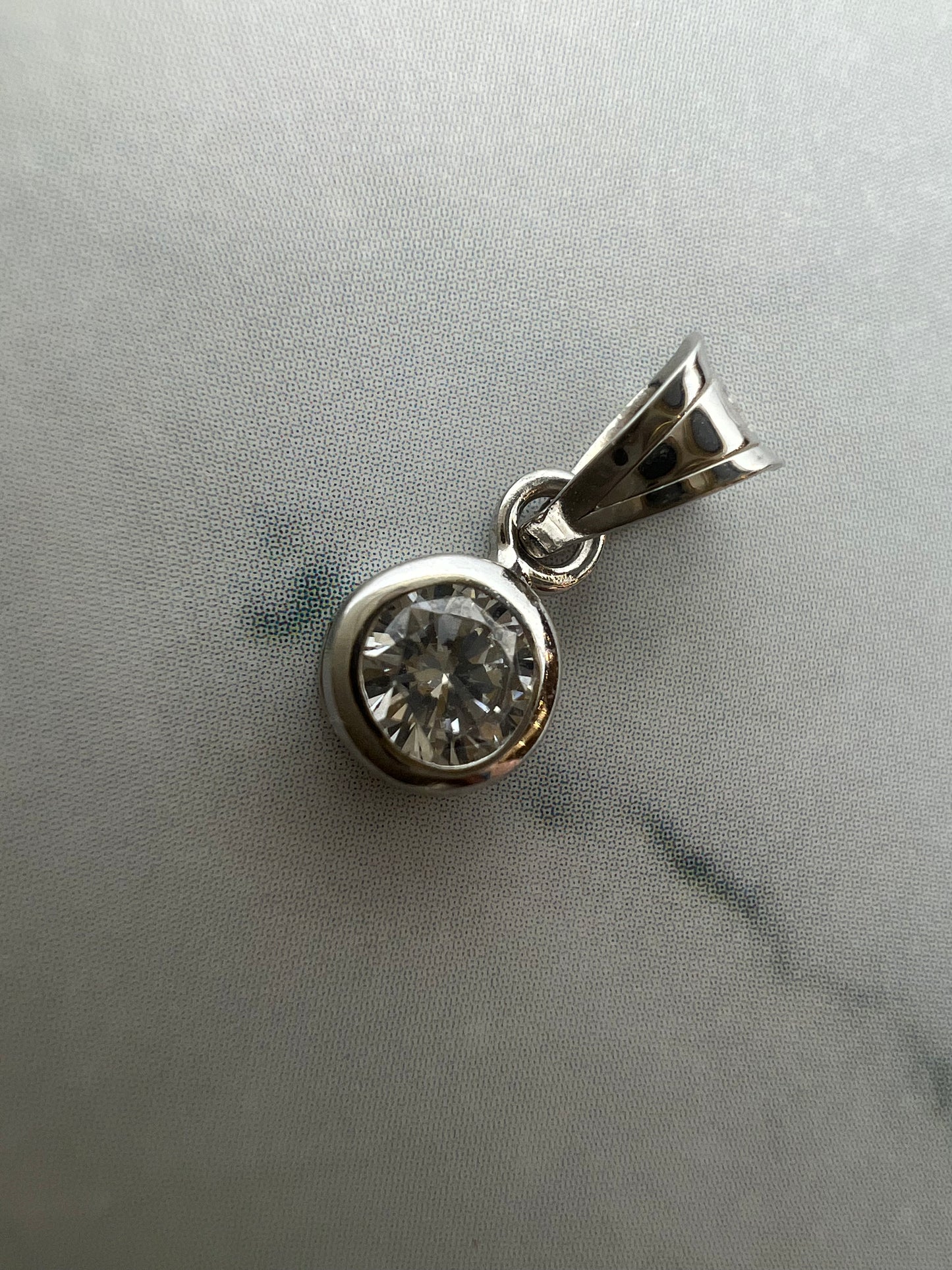 Button foglalatú egyköves fehérarany medál