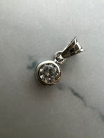 Button foglalatú egyköves fehérarany medál