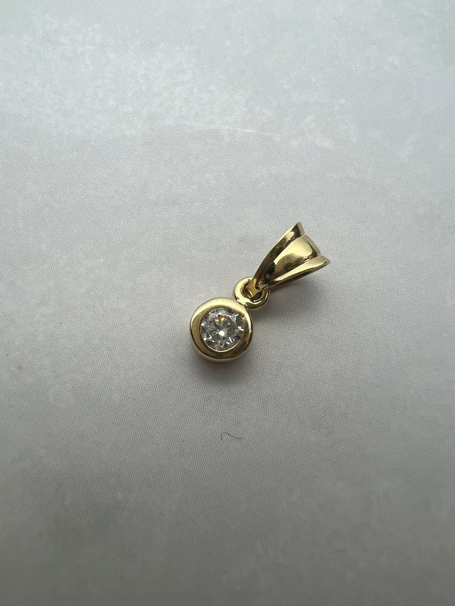 Button foglalatú egyköves sárgaarany medál