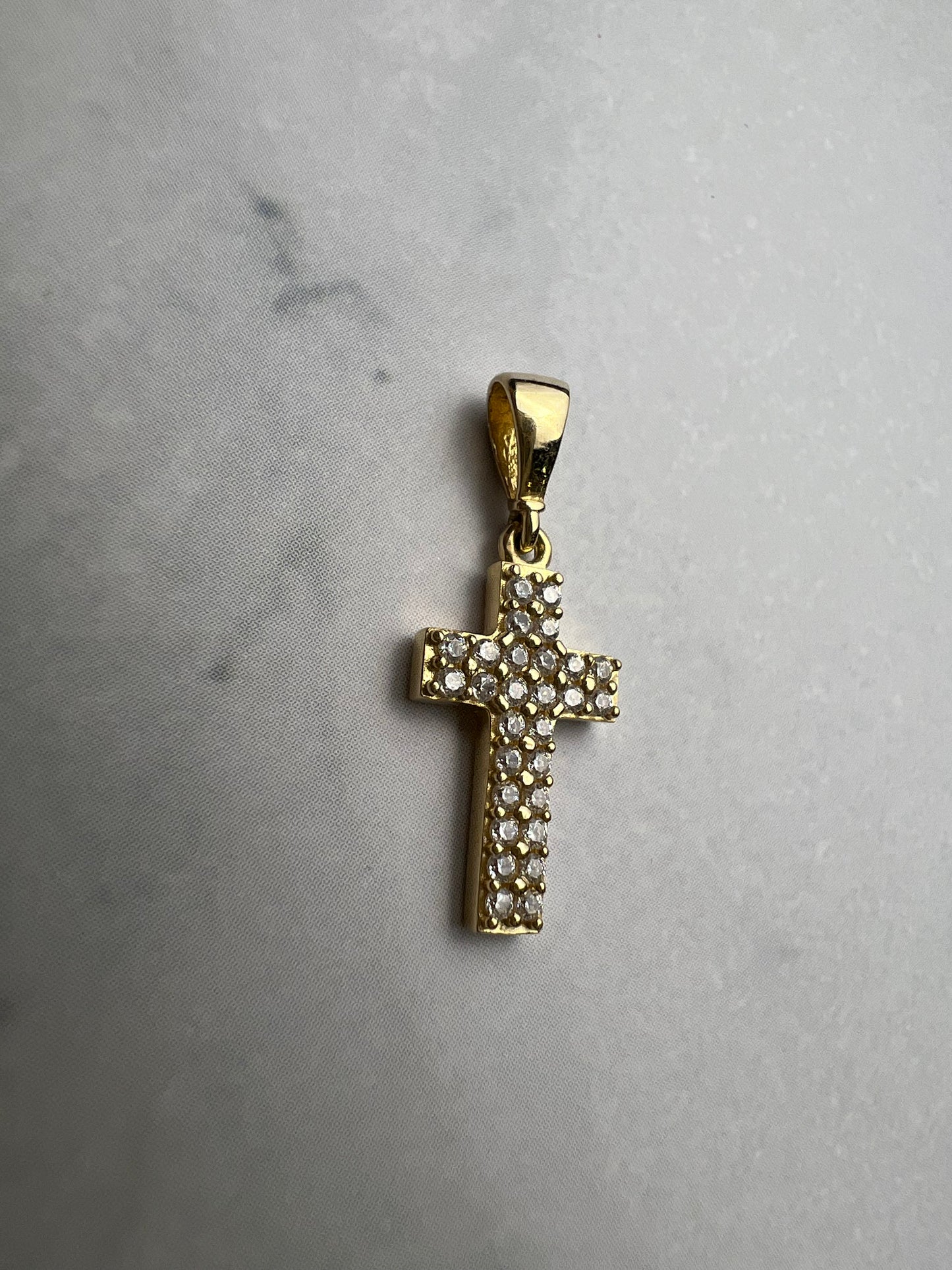 Mini cirkónia kövekkel kirakott sárgaarany kereszt medál