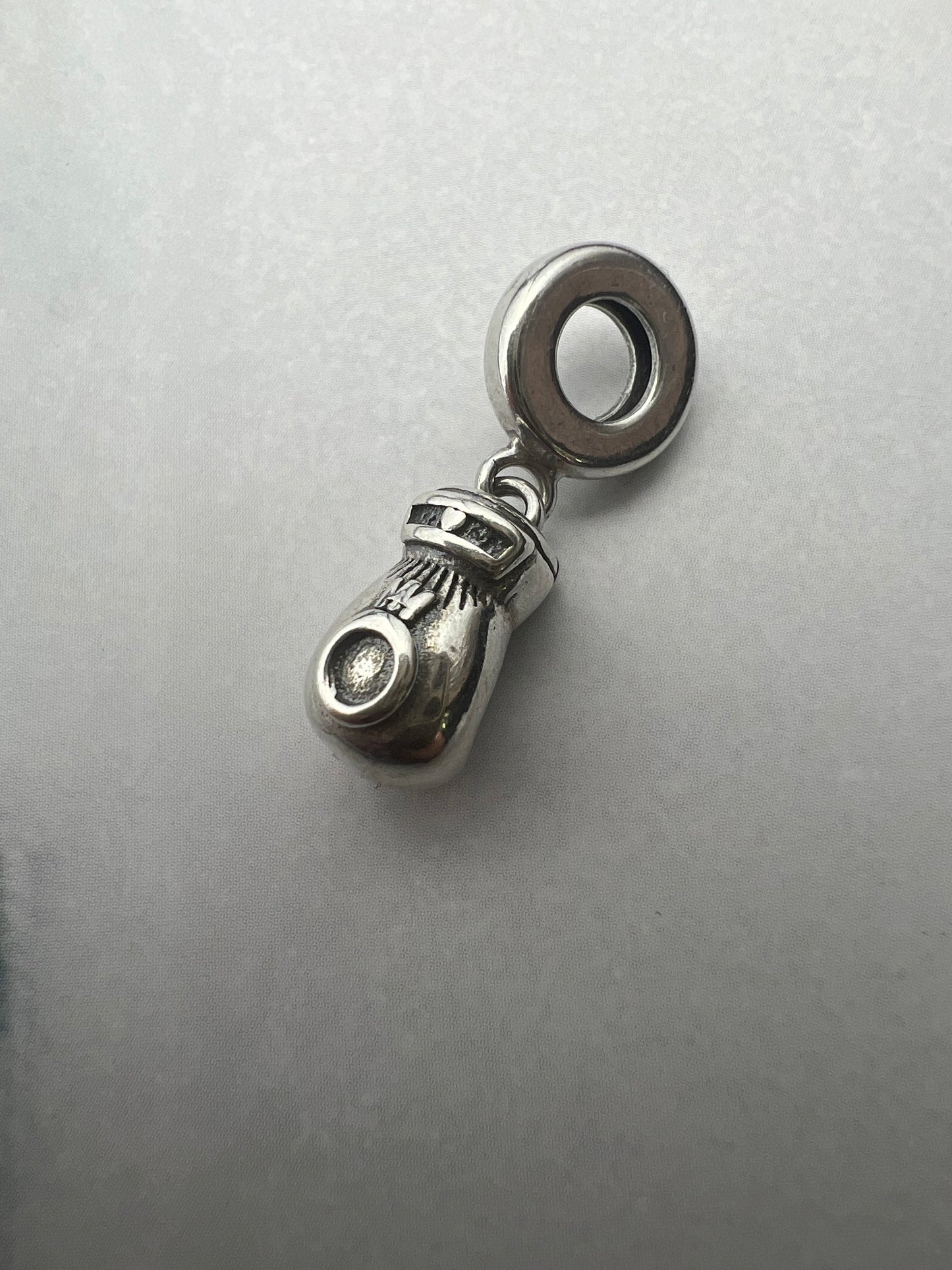Boxkesztyű függő ezüst charm