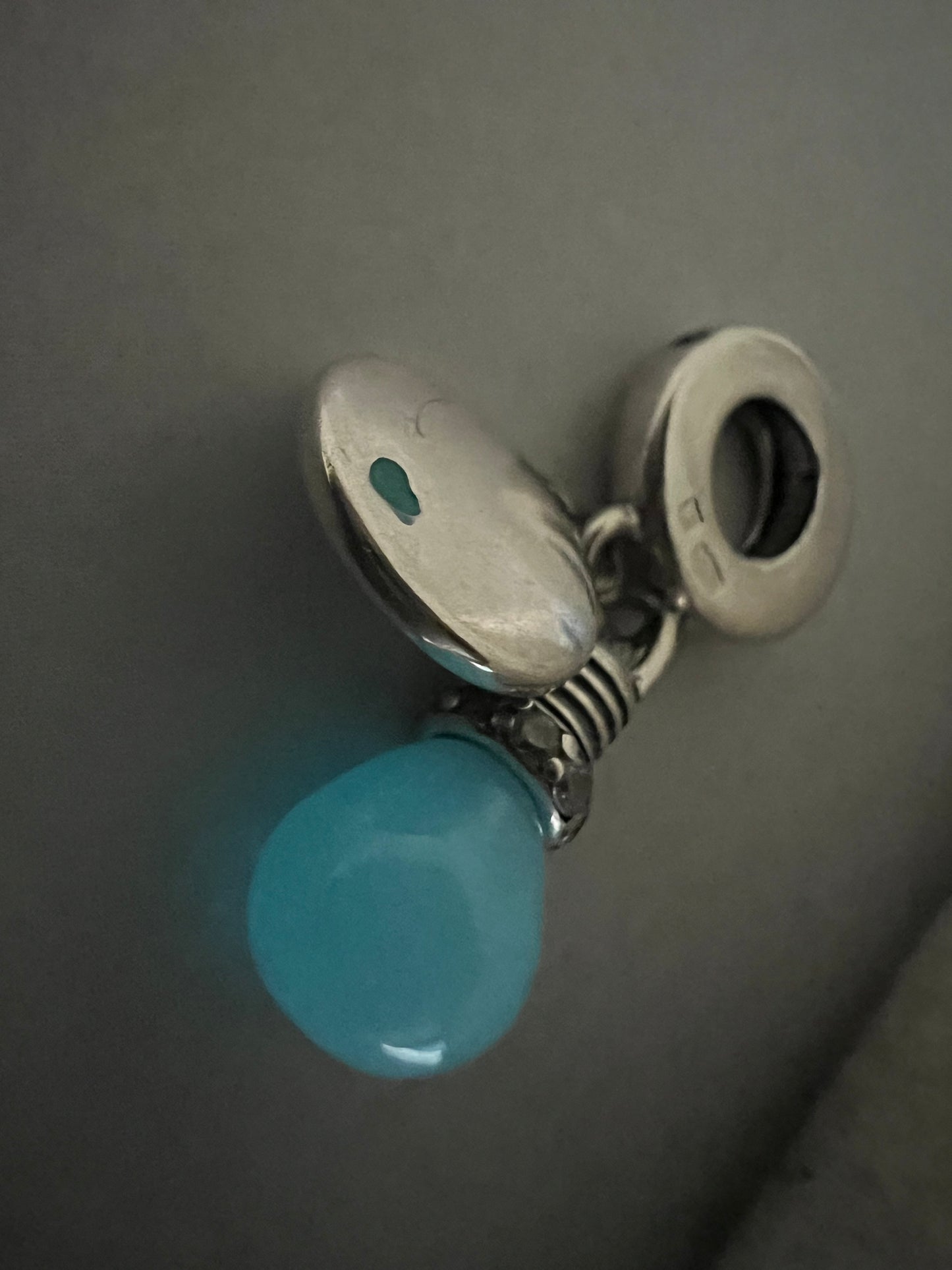 Sötétben világító izzó függő ezüst charm
