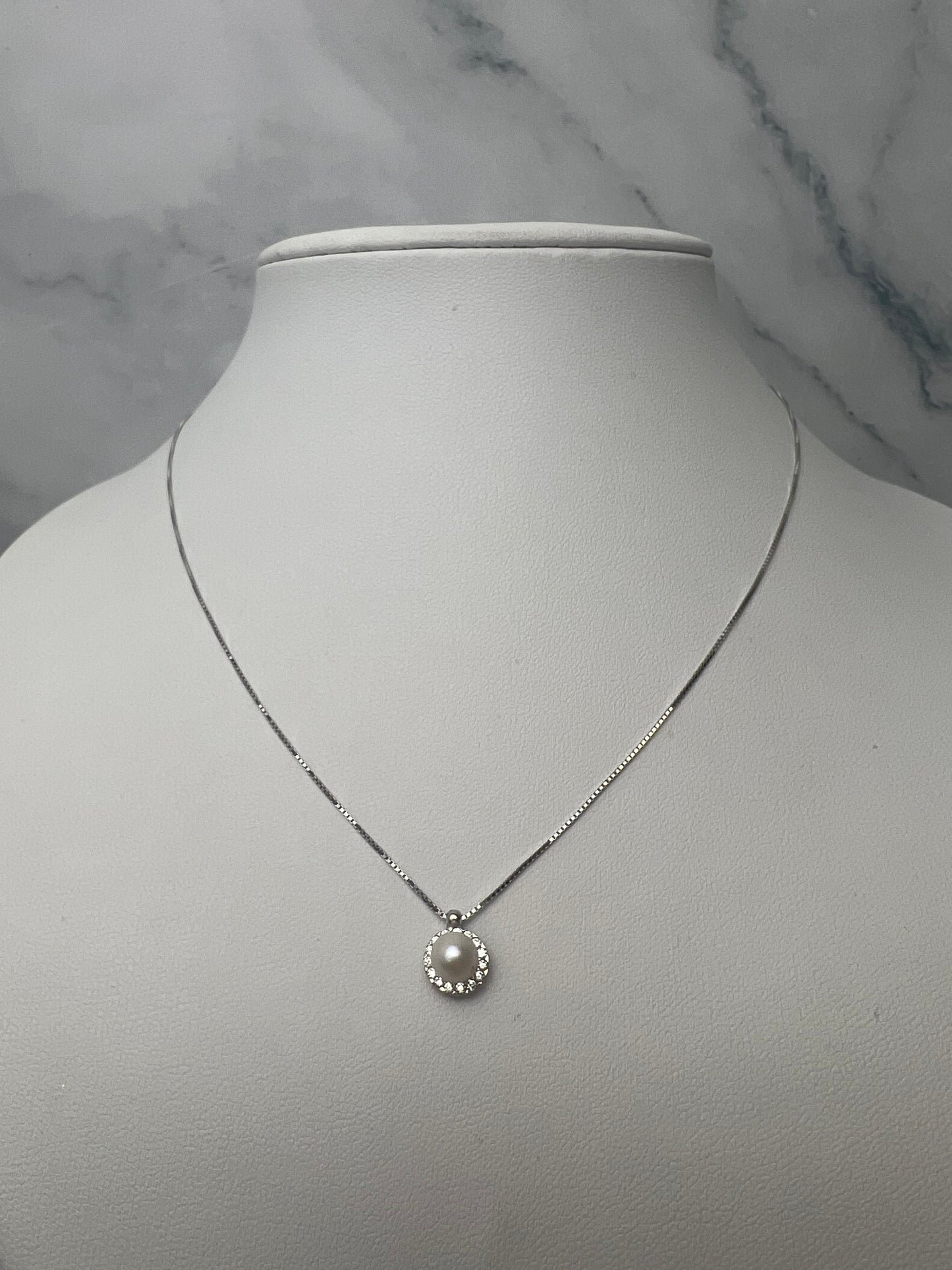 Beépített köves gyöngy medálos fehérarany nyaklánc