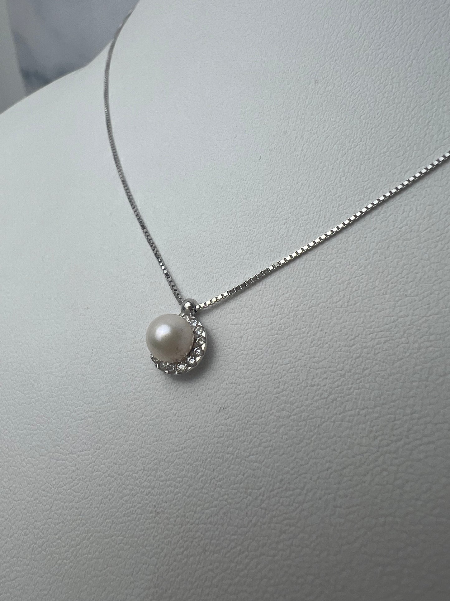 Beépített köves gyöngy medálos fehérarany nyaklánc