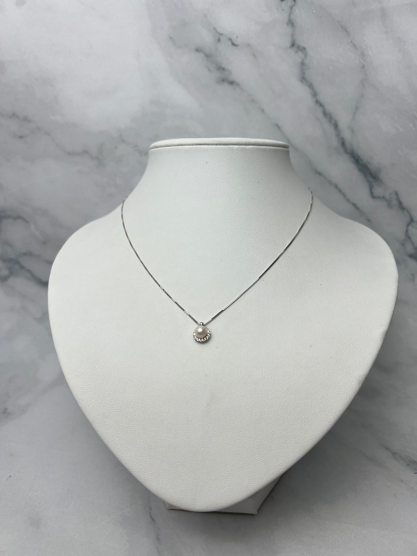 Beépített köves gyöngy medálos fehérarany nyaklánc