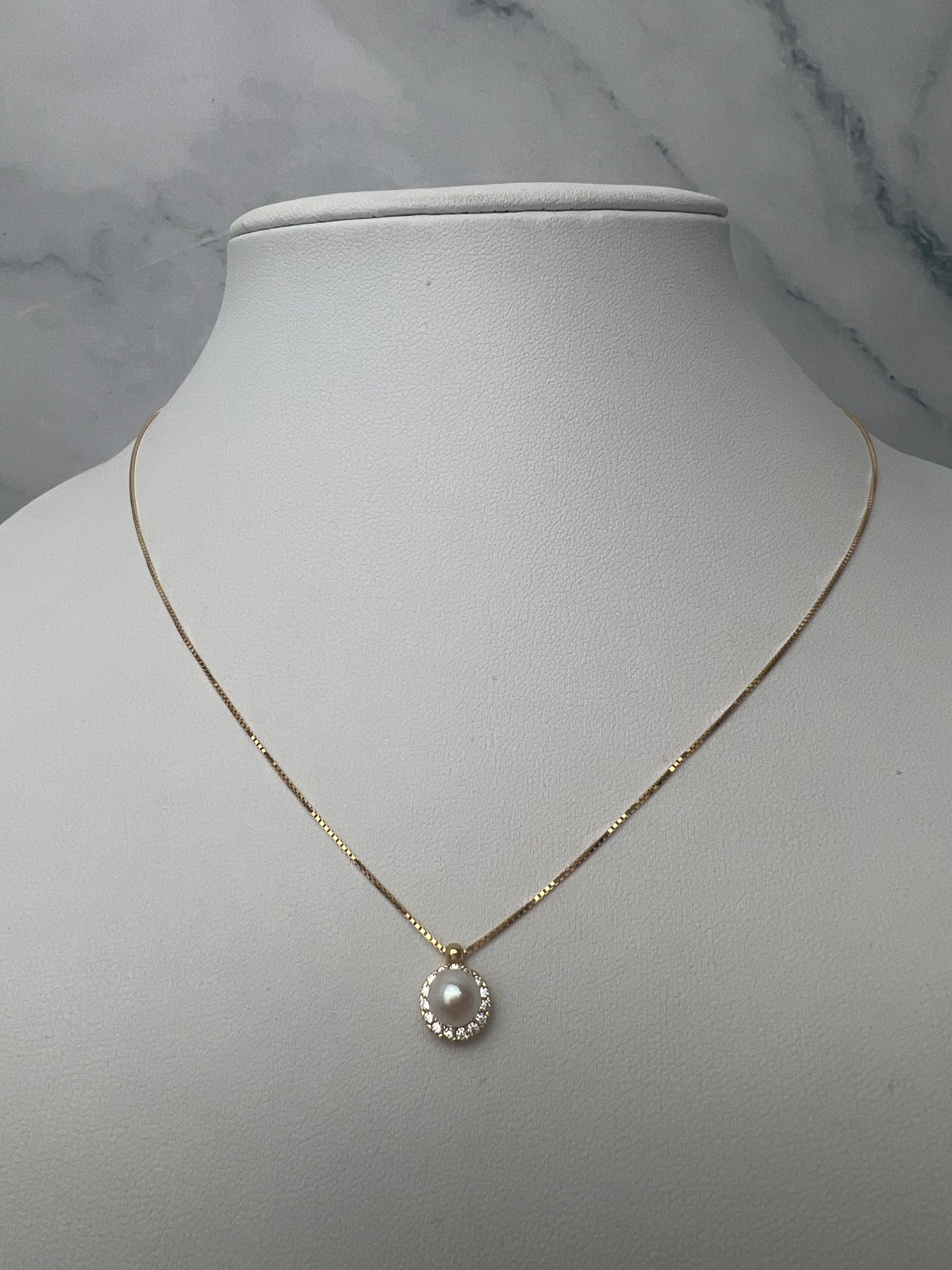 Beépített köves gyöngy medálos arany nyaklánc