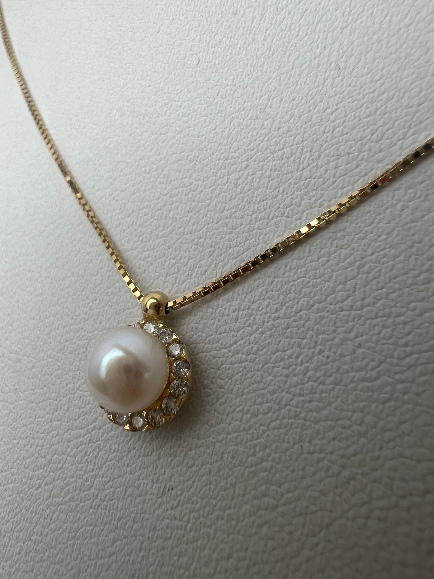 Beépített köves gyöngy medálos arany nyaklánc
