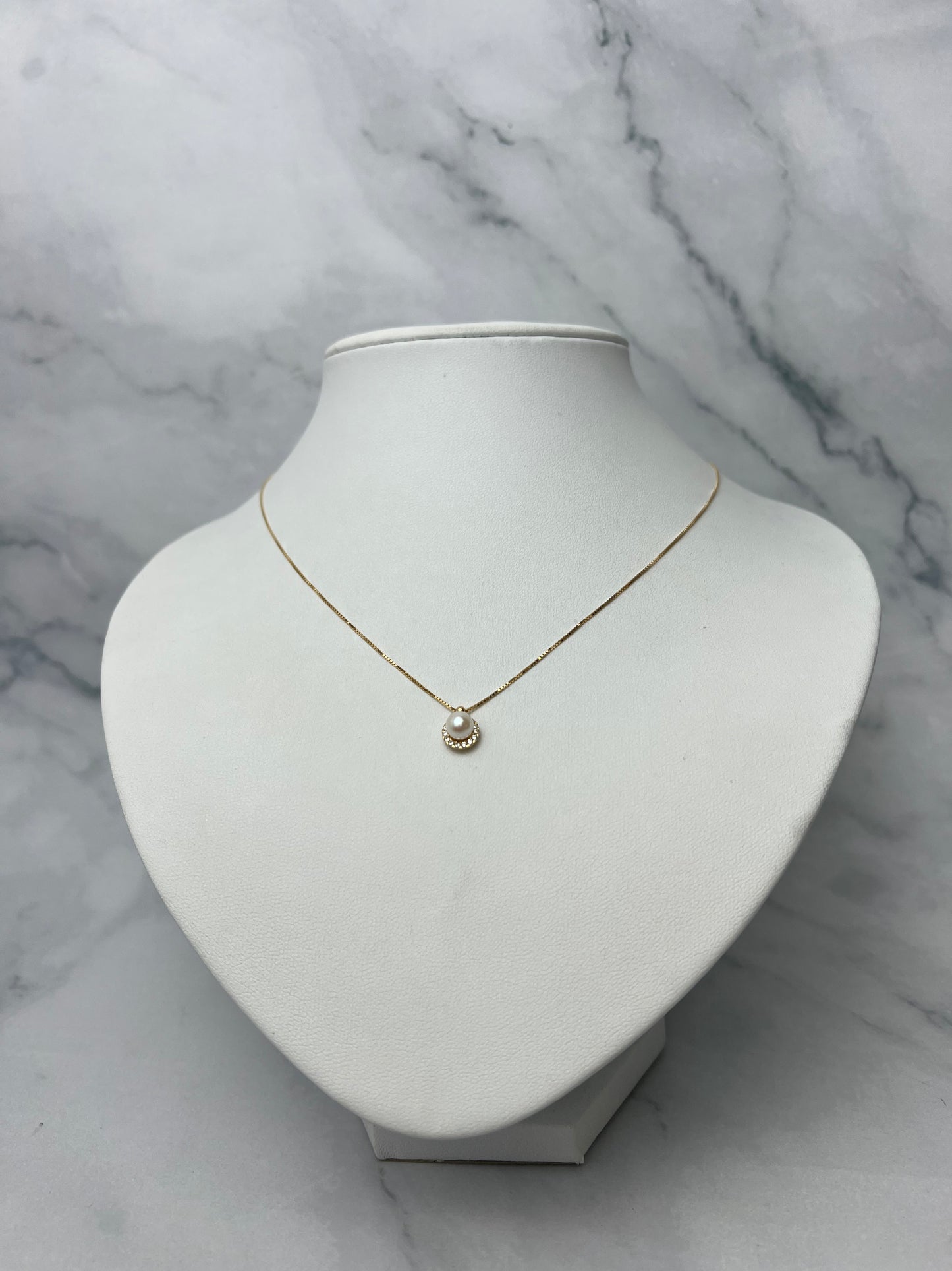 Beépített köves gyöngy medálos arany nyaklánc