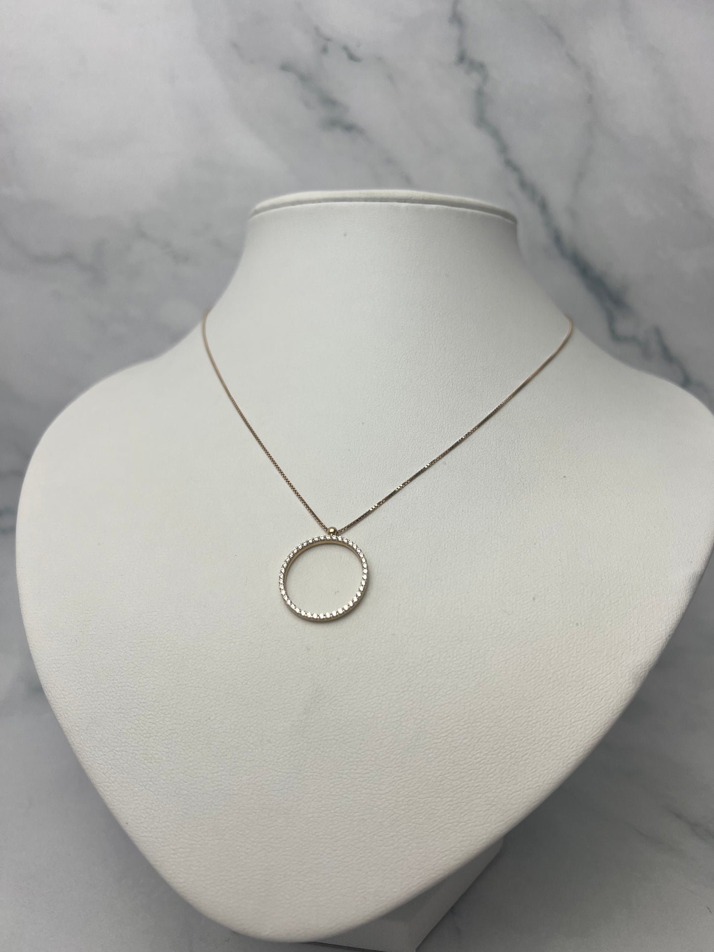 Beépített köves karika medálos arany nyaklánc