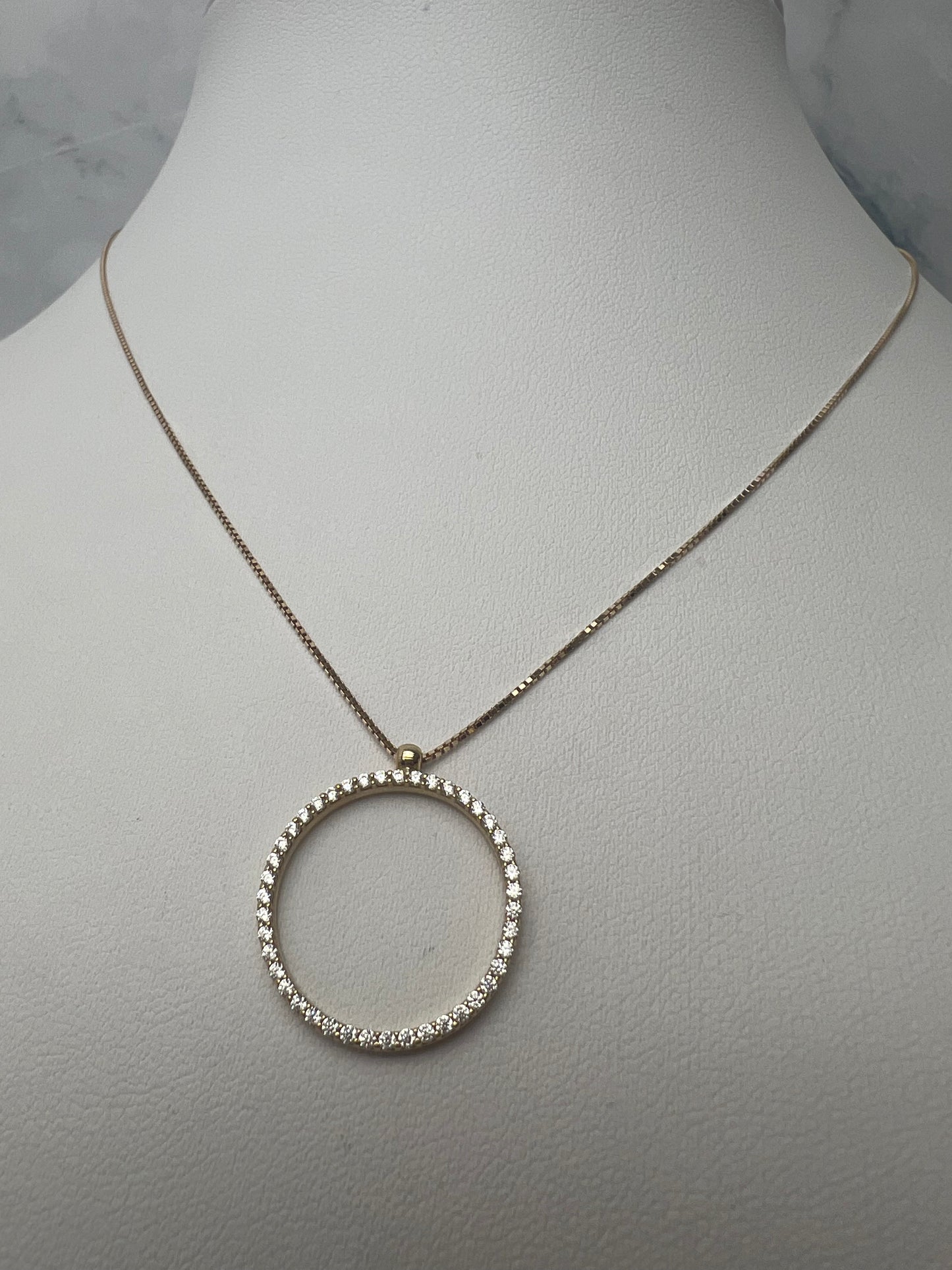 Beépített köves karika medálos arany nyaklánc