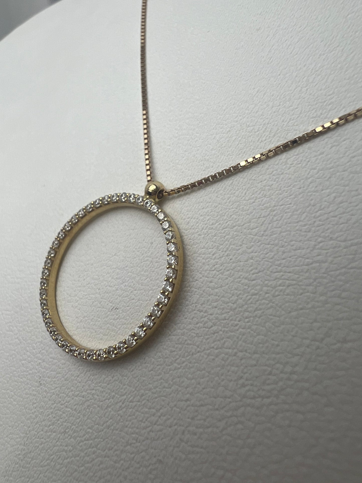 Beépített köves karika medálos arany nyaklánc