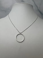 Beépített köves karika medálos fehérarany nyaklánc