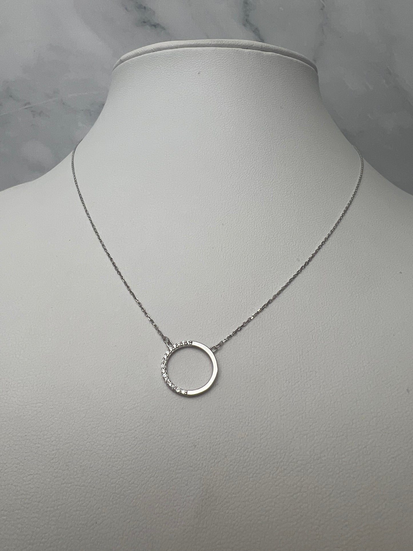 Beépített félig köves karika medálos fehérarany nyaklánc