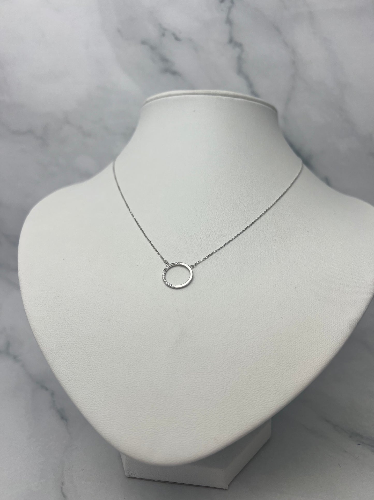 Beépített félig köves karika medálos fehérarany nyaklánc