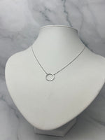 Beépített félig köves karika medálos fehérarany nyaklánc