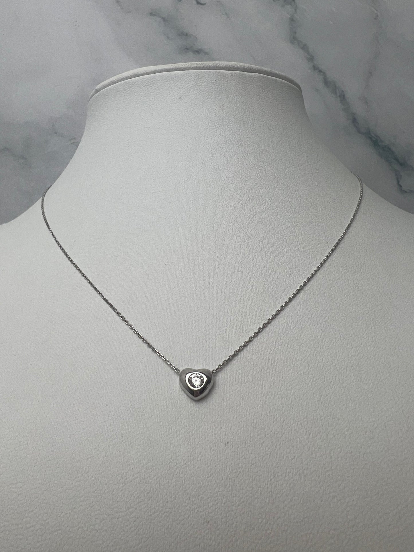 Szív alakú button foglalatos fehérarany nyaklánc