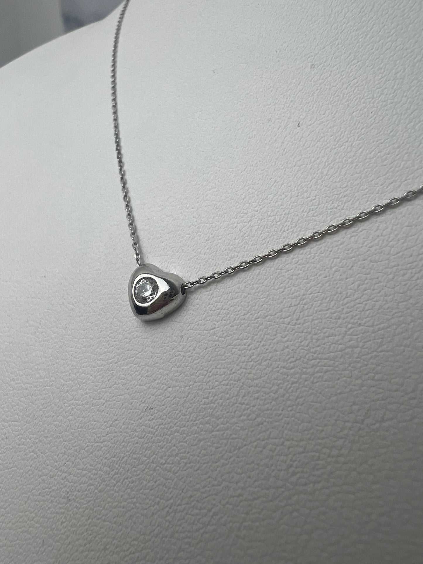 Szív alakú button foglalatos fehérarany nyaklánc