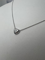 Szív alakú button foglalatos fehérarany nyaklánc