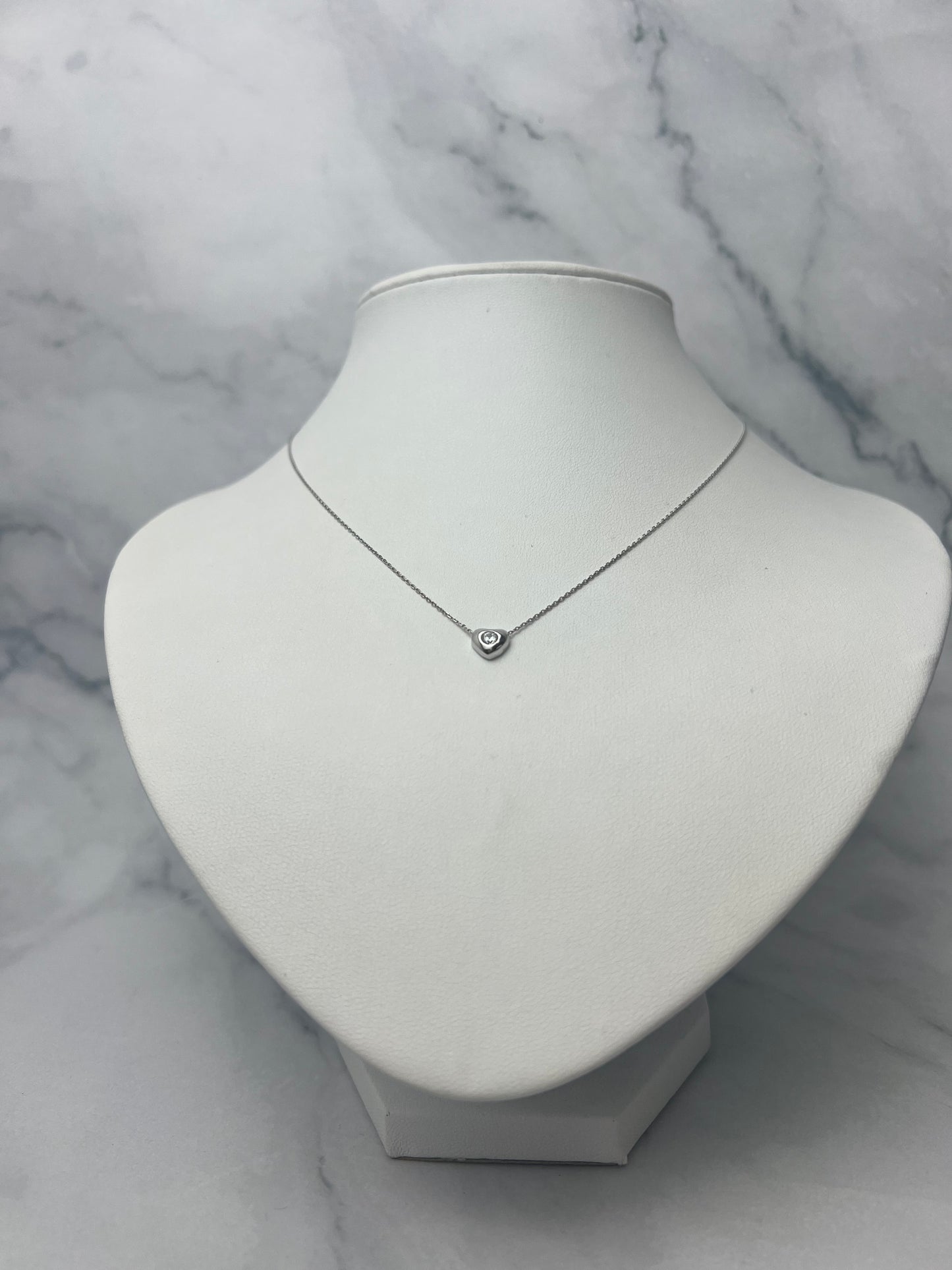 Szív alakú button foglalatos fehérarany nyaklánc