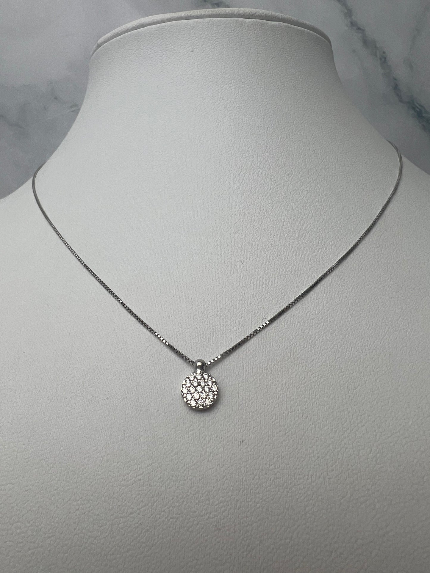 Kör alakú köves medálos fehérarany nyaklánc