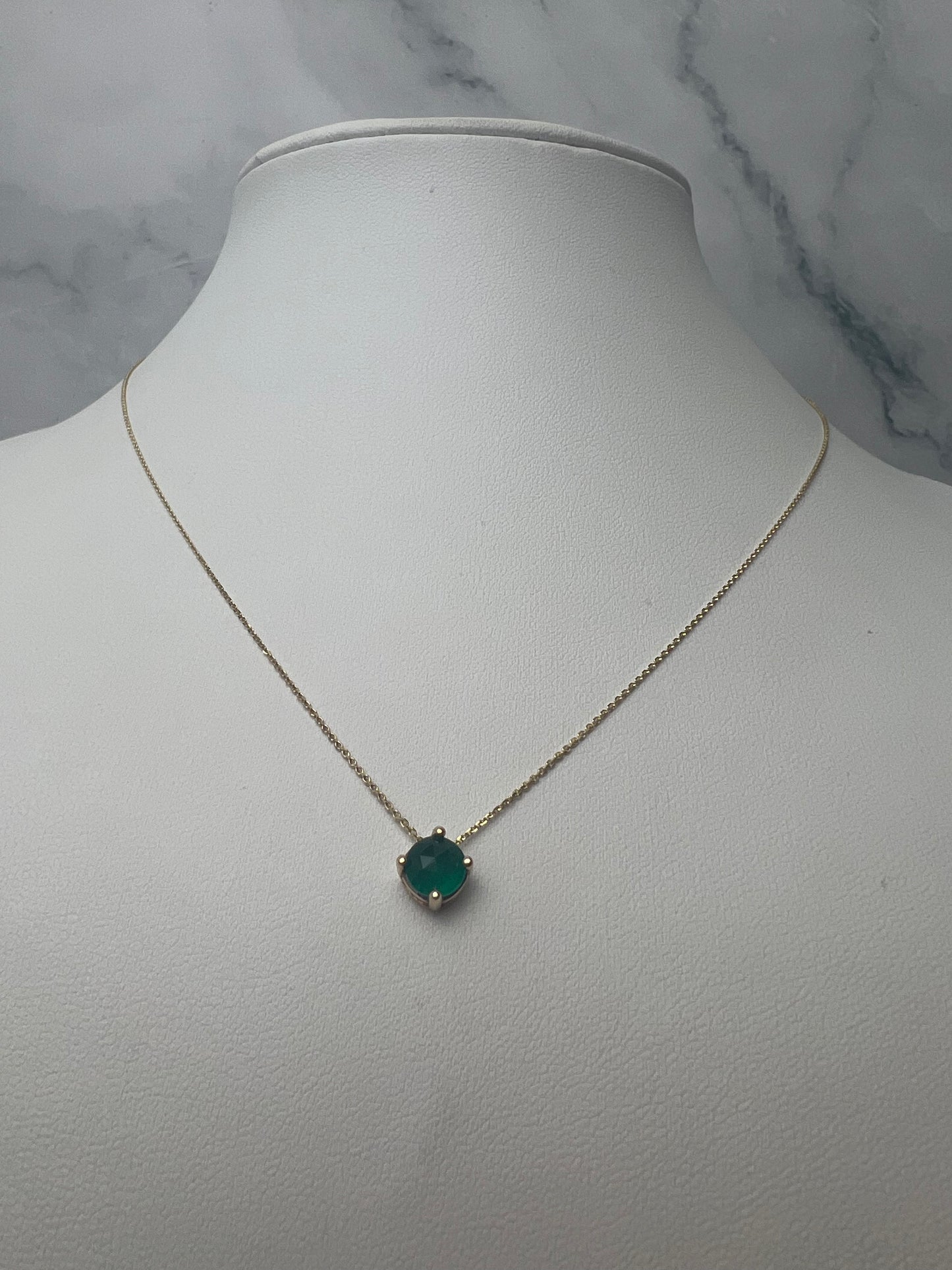 Beépített smaragdzöld köves 4 karmos foglalatú medálos arany nyaklánc