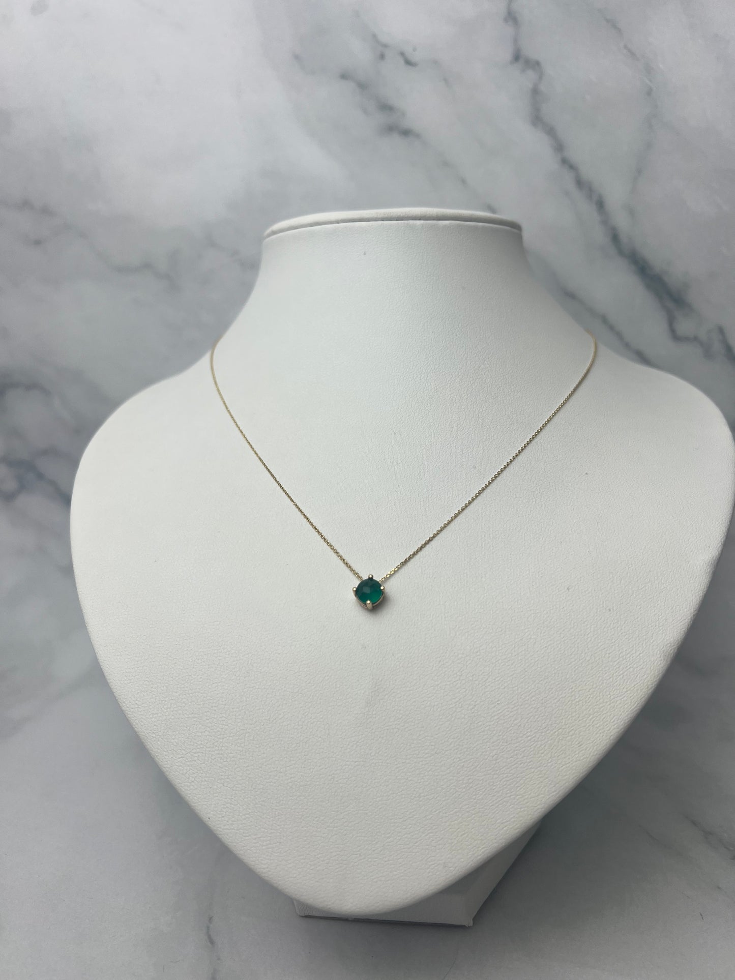 Beépített smaragdzöld köves 4 karmos foglalatú medálos arany nyaklánc