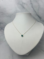 Beépített smaragdzöld köves 4 karmos foglalatú medálos arany nyaklánc