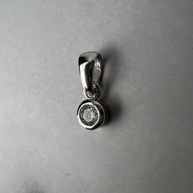 Button foglalatos egy köves mini fehérarany medál