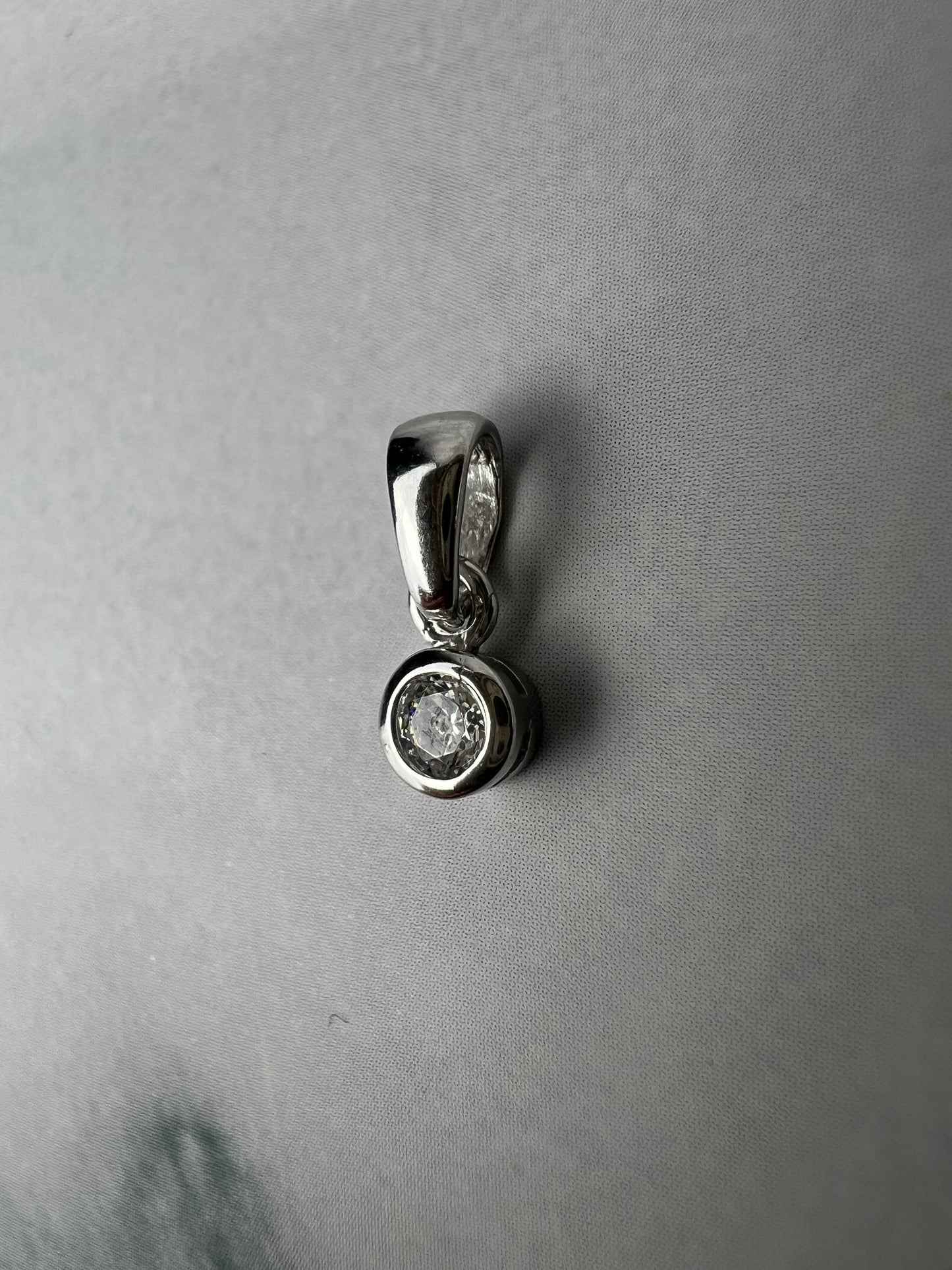Button foglalatos egy köves mini fehérarany medál