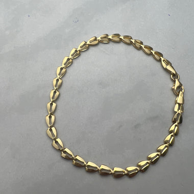 Háromszög szemes fűzött fazonú arany karlánc