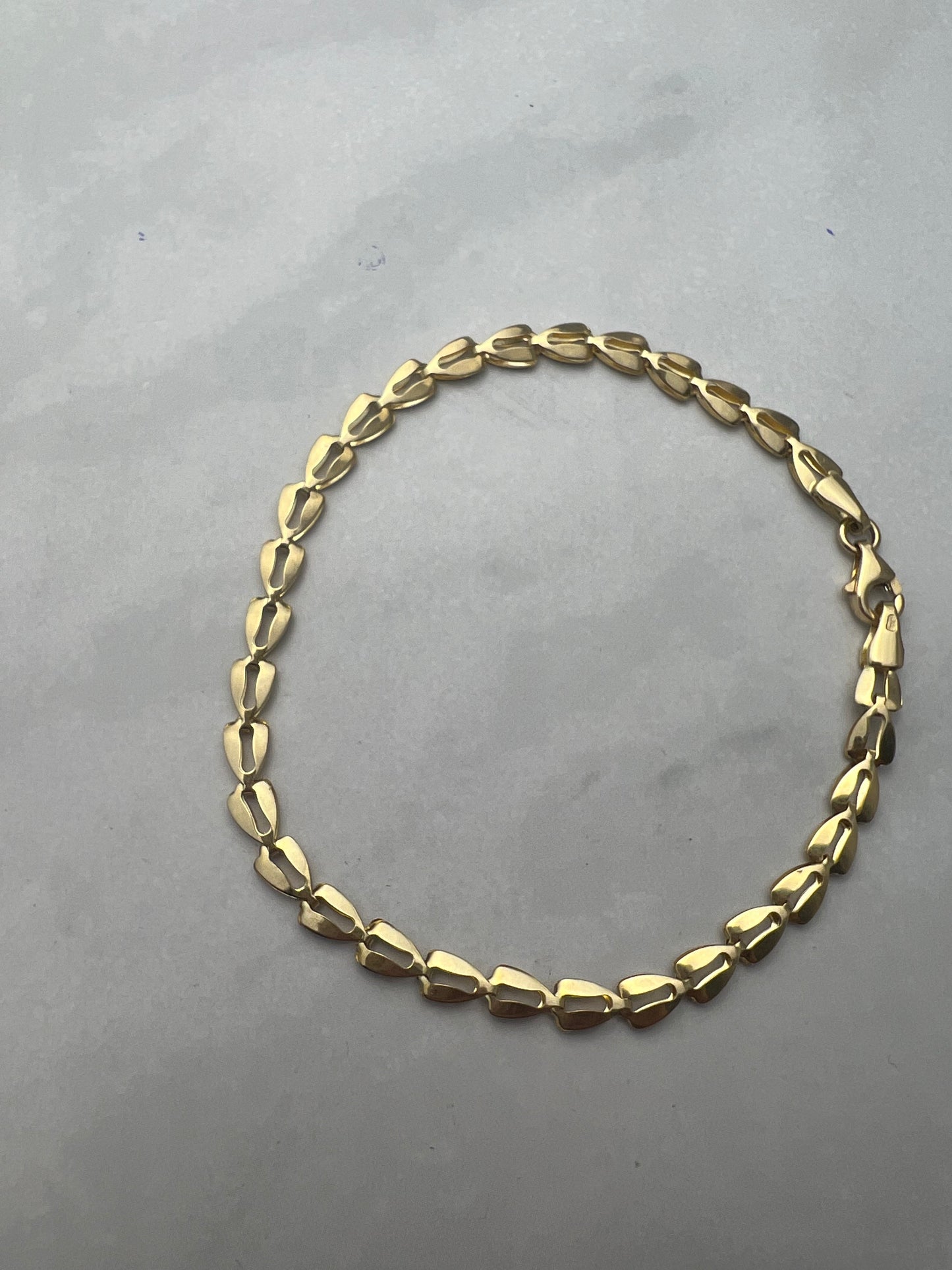 Háromszög szemes fűzött fazonú arany karlánc