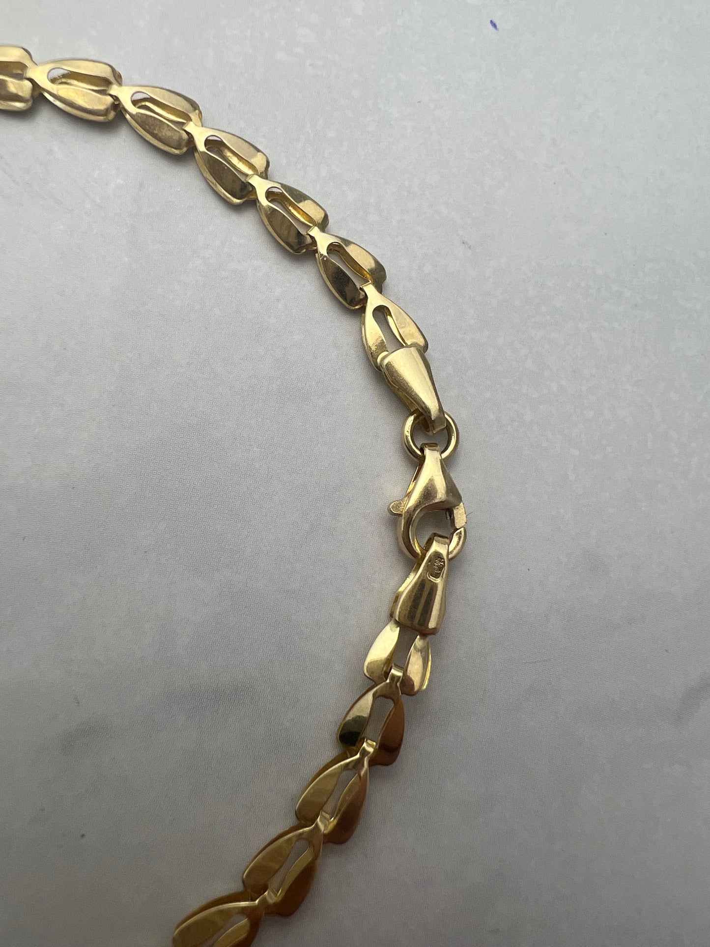 Háromszög szemes fűzött fazonú arany karlánc